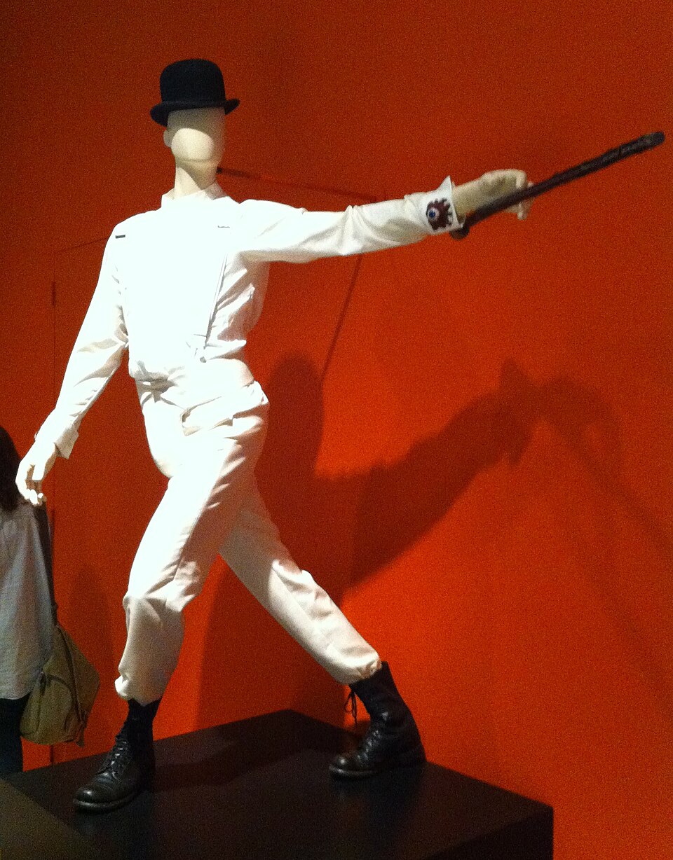 《發條橘子》Alex 的白色服裝與配件展品，展示整套造型由多件服飾與細節組成
