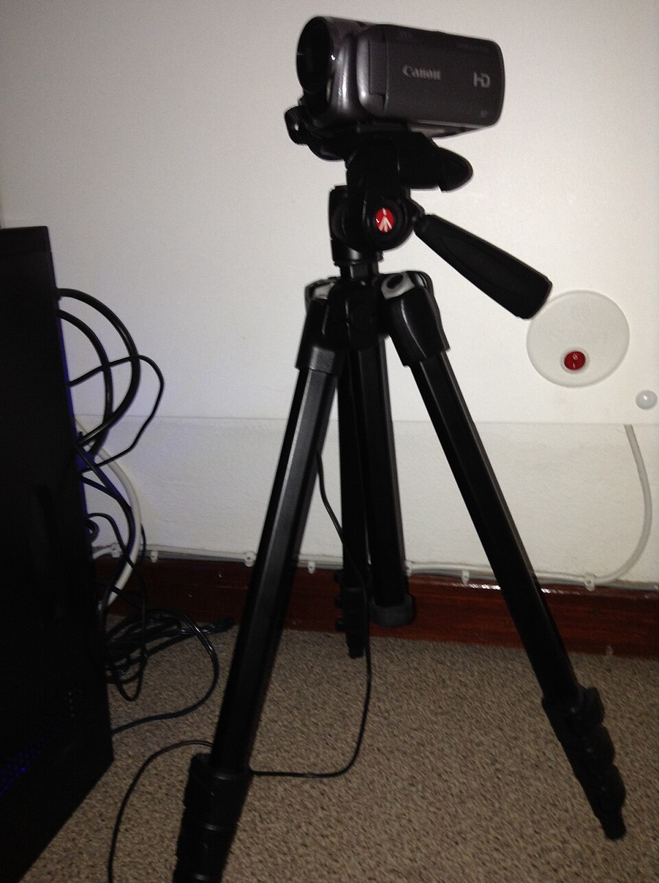 Canon 攝影機安裝在 Manfrotto 三腳架上的實拍照片