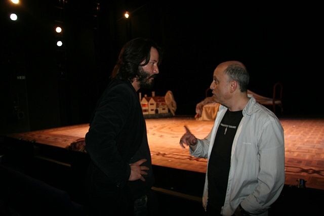 演員 Keanu Reeves 與 Vladimir Bouchler 排練《櫻桃園》的現場