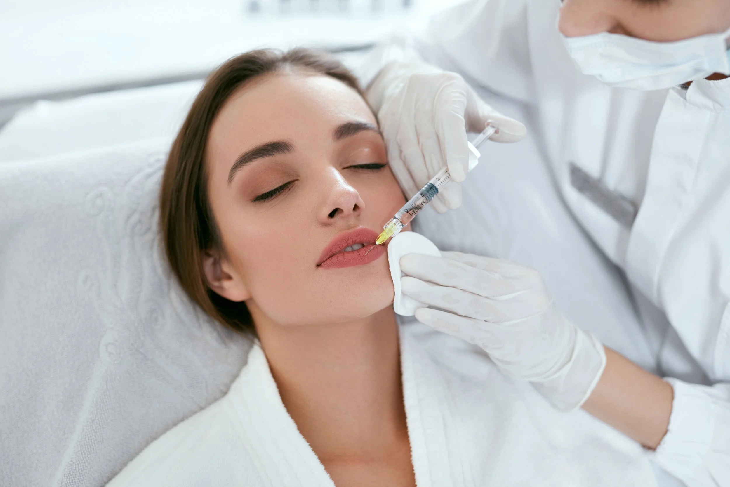 診所唇部填充注射操作示例,圖片來自 Bright Beauty & Hair Clinic 公開療程頁