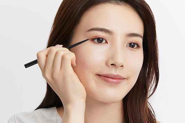資生堂眼線教學原圖,示範貼近睫毛根部描繪眼線