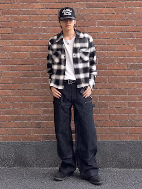 WEAR 美式休閒實穿中的長褲落在鞋面上方,可觀察褲管寬度與鞋型的比例;不代表特定褲款尺寸。