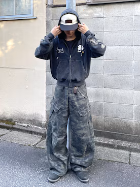 WEAR 美式休閒穿搭中的格紋層次與直筒褲，展示不同布面組合形成的視覺份量。