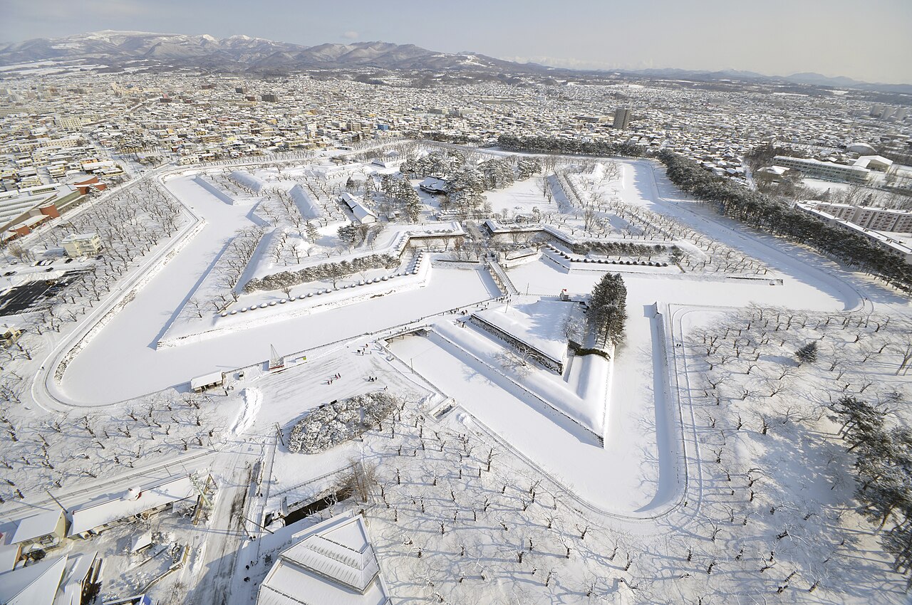 北海道函館五稜郭冬季積雪景觀,呈現雪地旅行的保暖與防滑需求