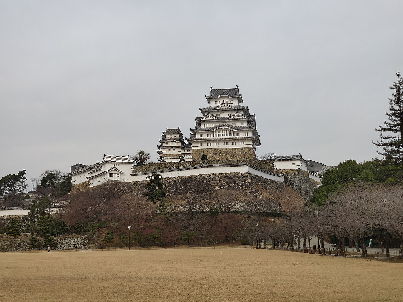 姬路城大天守與城郭建築群在藍天下的白色外觀