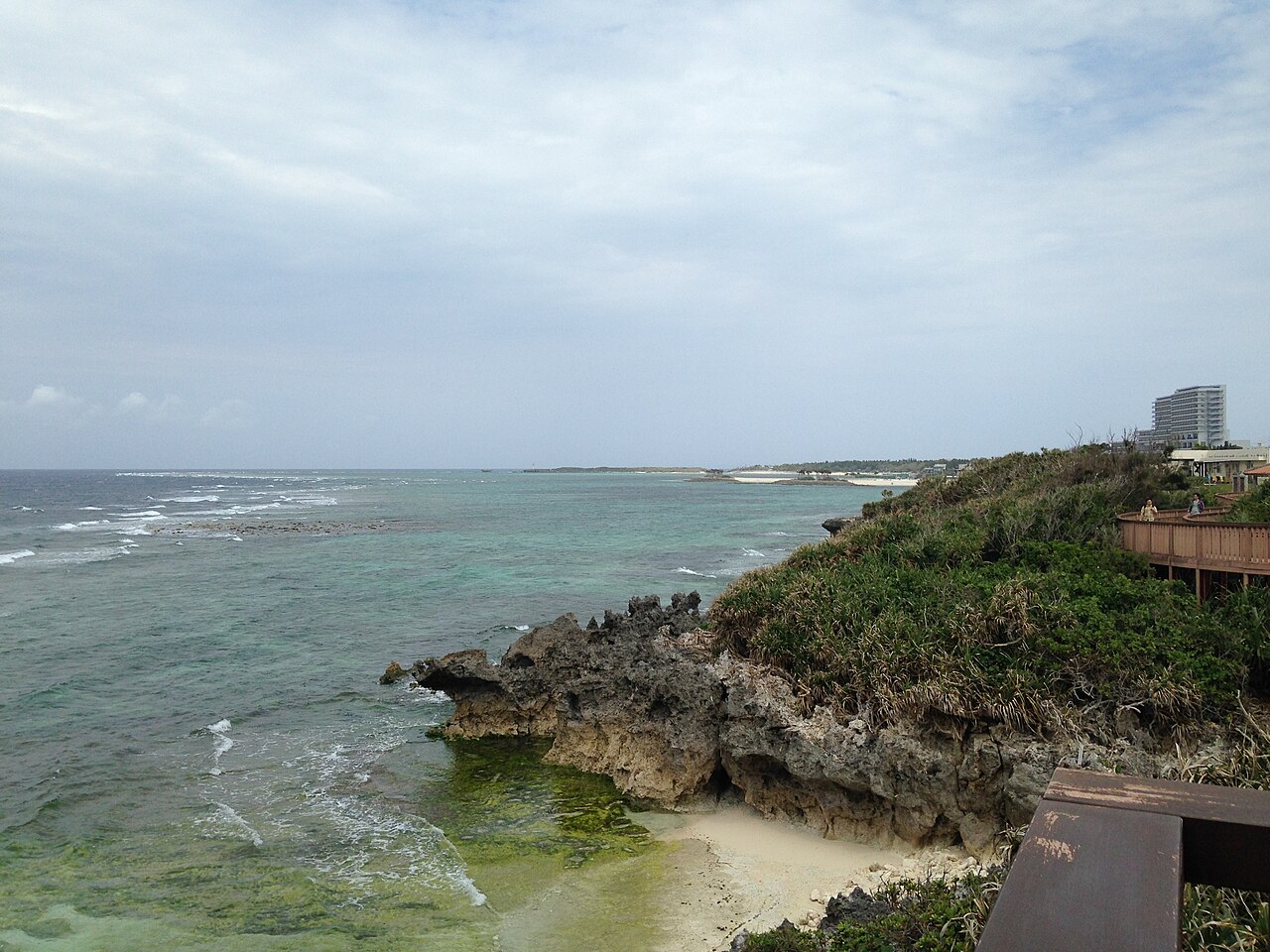 沖繩海洋博公園翡翠海灘遠景,呈現南方海島行程的日照與海邊環境