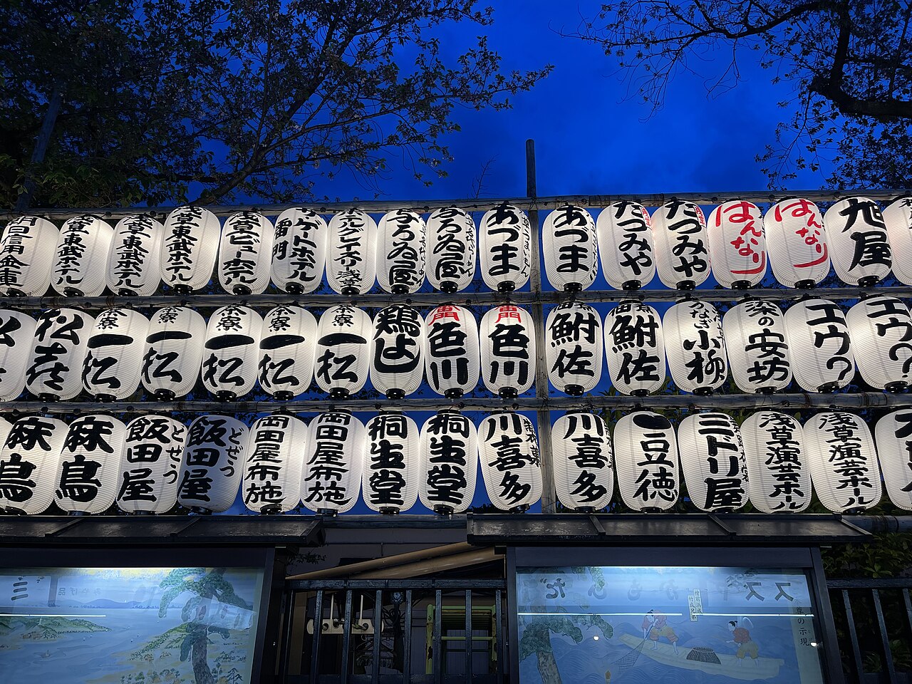 夜間淺草寺燈籠景觀,呈現淺草歷史街區的寺院地標