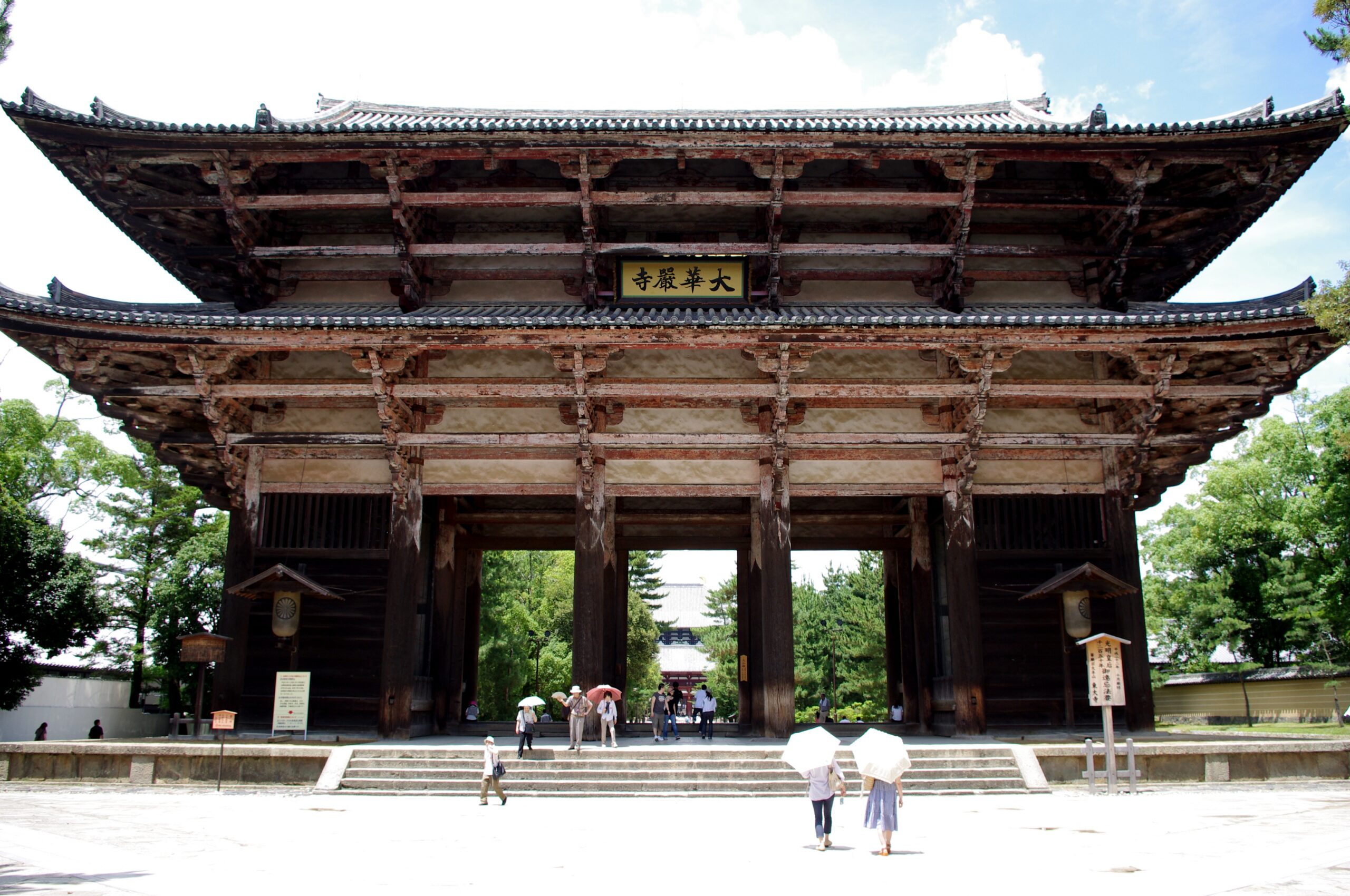 東大寺南大門的木造門樓,作為奈良公園寺社步行路線的景點參考