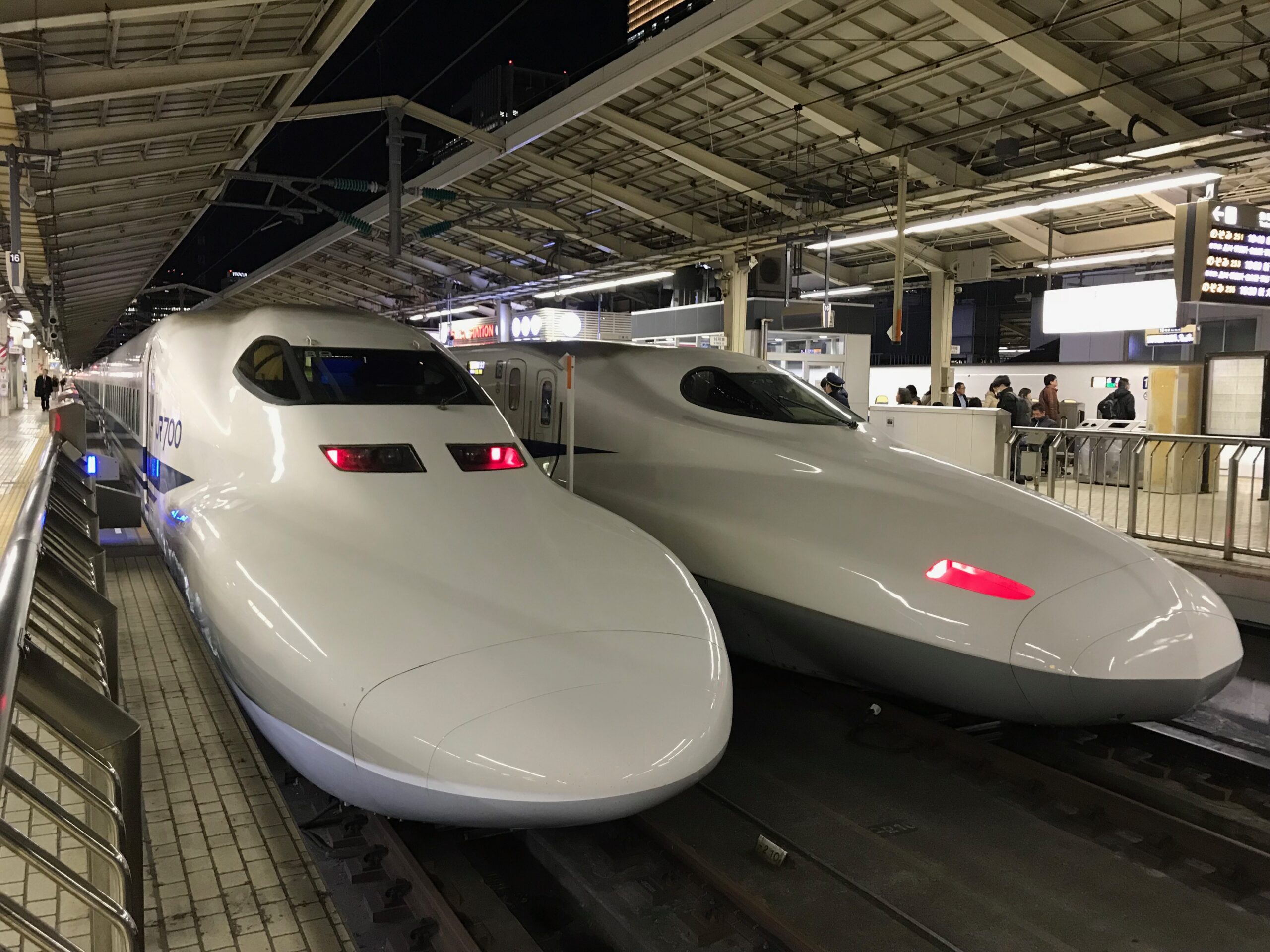 東京站月台上的東海道新幹線列車,作為東京與關西移動日的交通示意