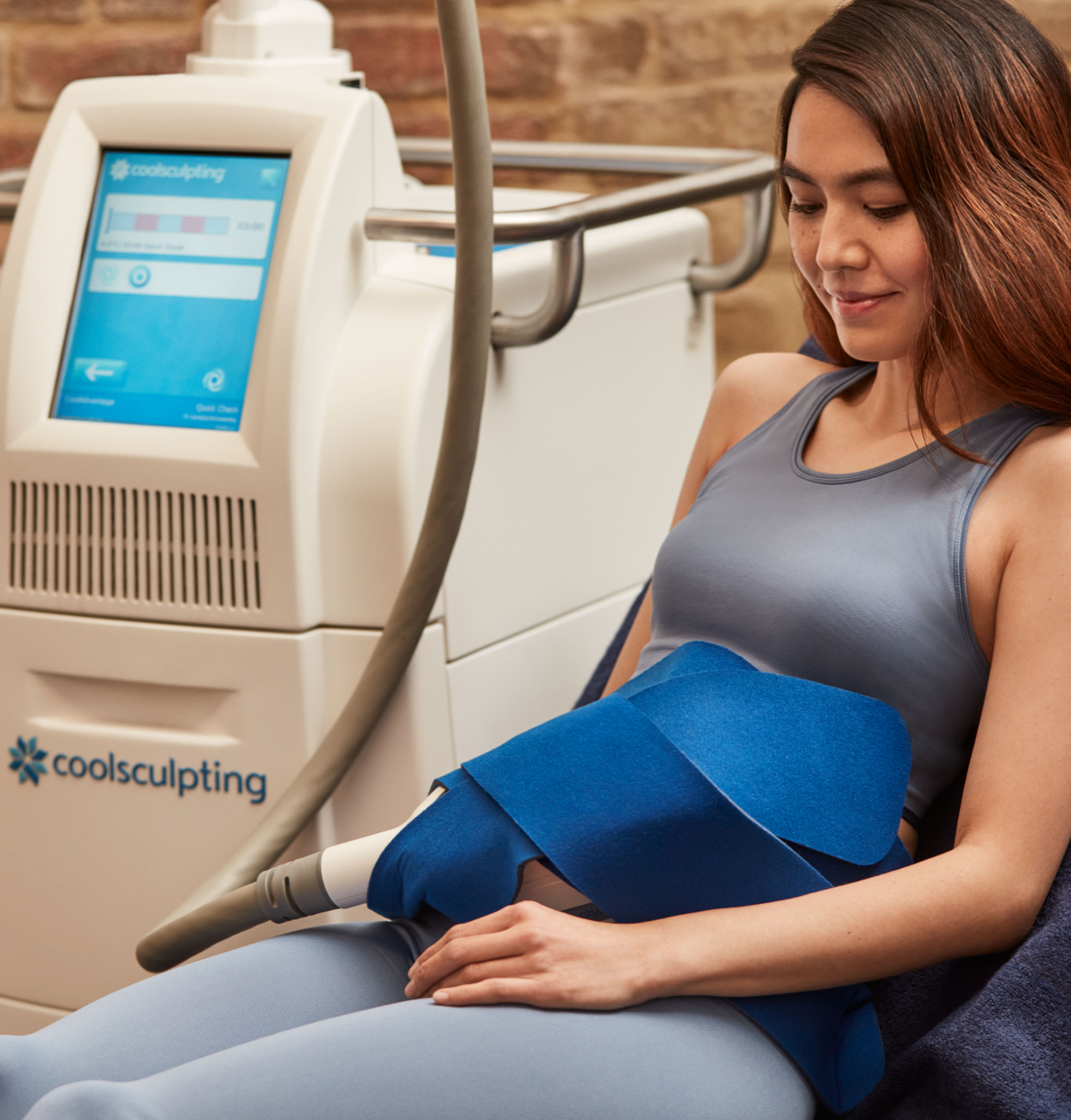 CoolSculpting 原廠施作照片:腹部治療頭與設備的位置