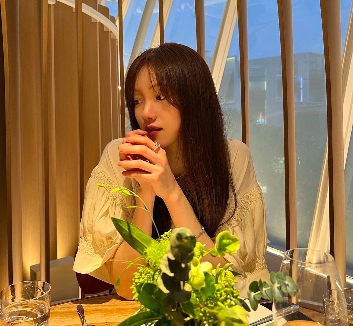 ELLE 中長髮原文中李聖經的直髮和八字瀏海