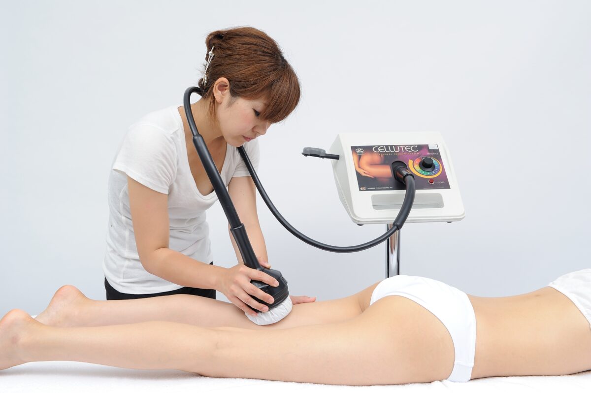 AGLEX CELLUTEC G5 以手具接觸腰背區域操作
