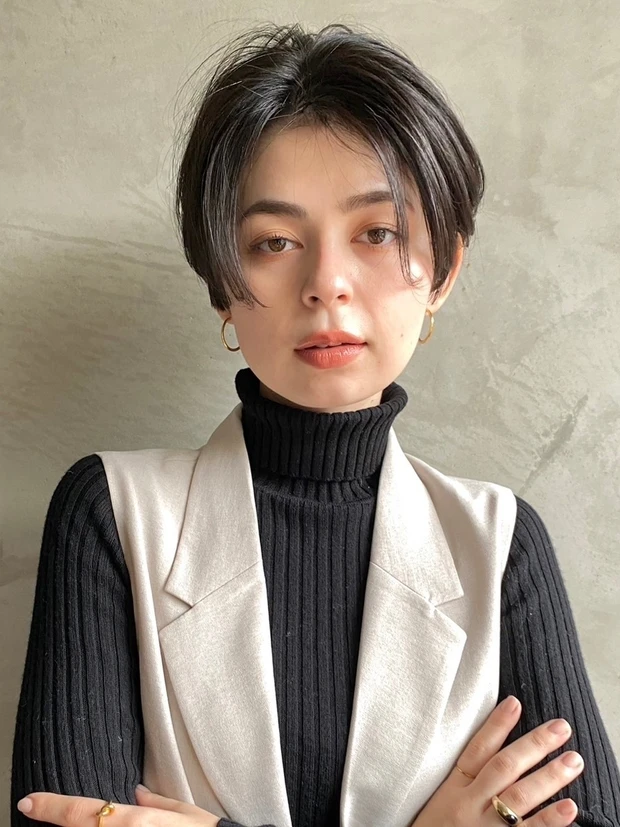 MAQUIA 俐落短髮範例，側後區較短，前區留長並分向兩側