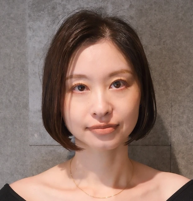 MAQUIA 前長後短鮑伯頭正面示例，兩側長度向下巴延伸