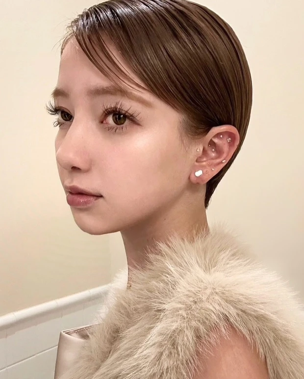 MAQUIA 貼頭型女性極短髮範例，露出耳朵並將後頸收短