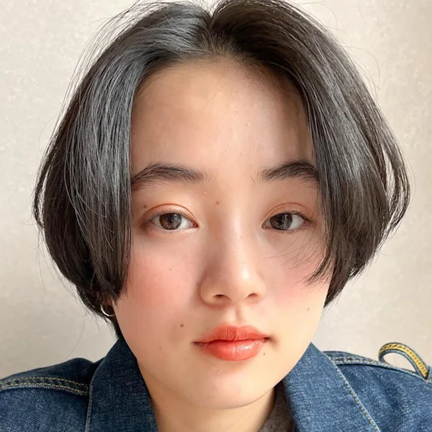 側分短髮範例，前額髮束較長並向側邊梳開，耳周剪短