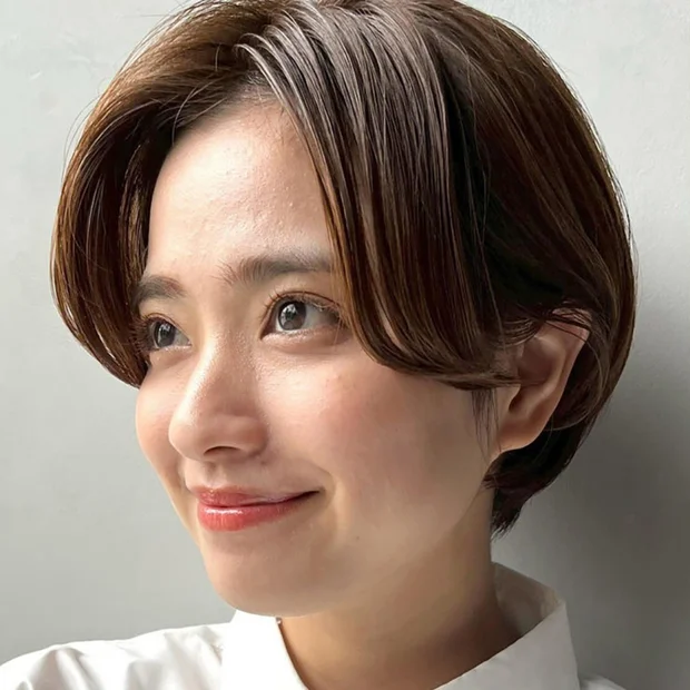 側面短髮範例，耳朵露出、後頸剪短並保留頭頂長度