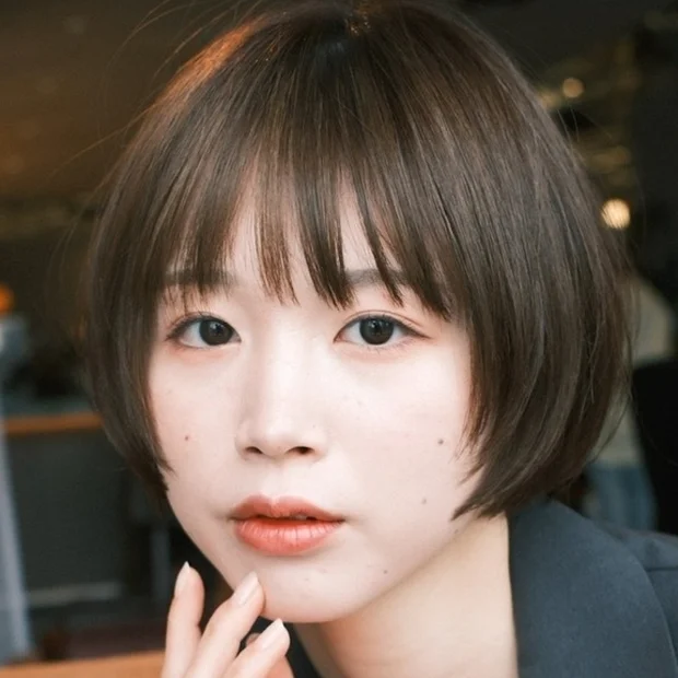 短瀏海配合圓弧短髮輪廓，側邊髮尾略帶層次