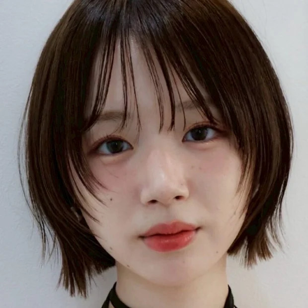 短層次精靈短髮的正面範例，瀏海分束並露出部分耳側