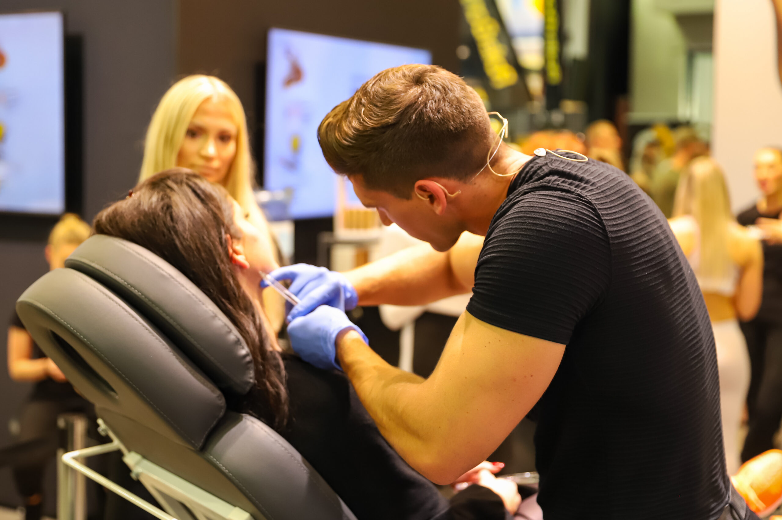 臉部注射療程現場照片:FIBO 2019 展會示範肉毒注射,非 SKINVIVE、非微滴注射示範