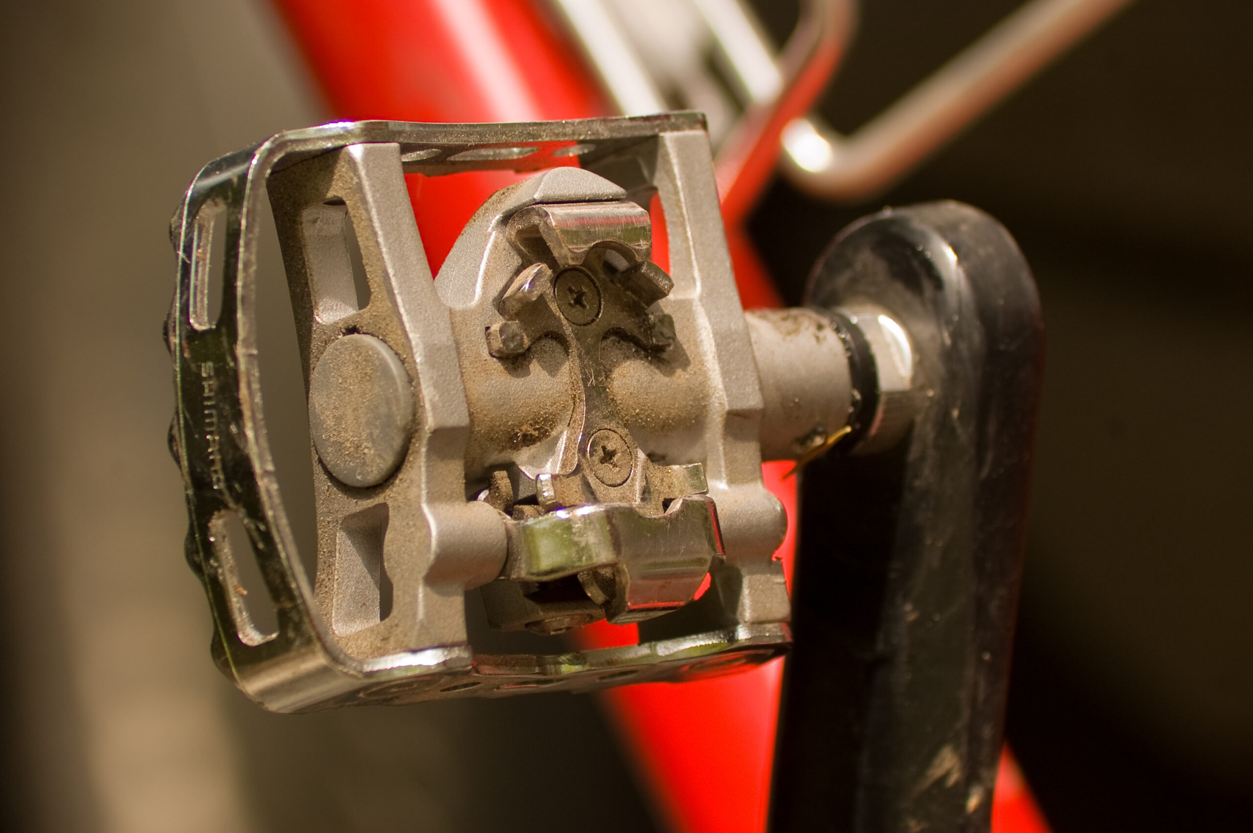 Shimano M324 雙面踏板，一側為 SPD 鎖片扣合機構，另一側為平台踏面