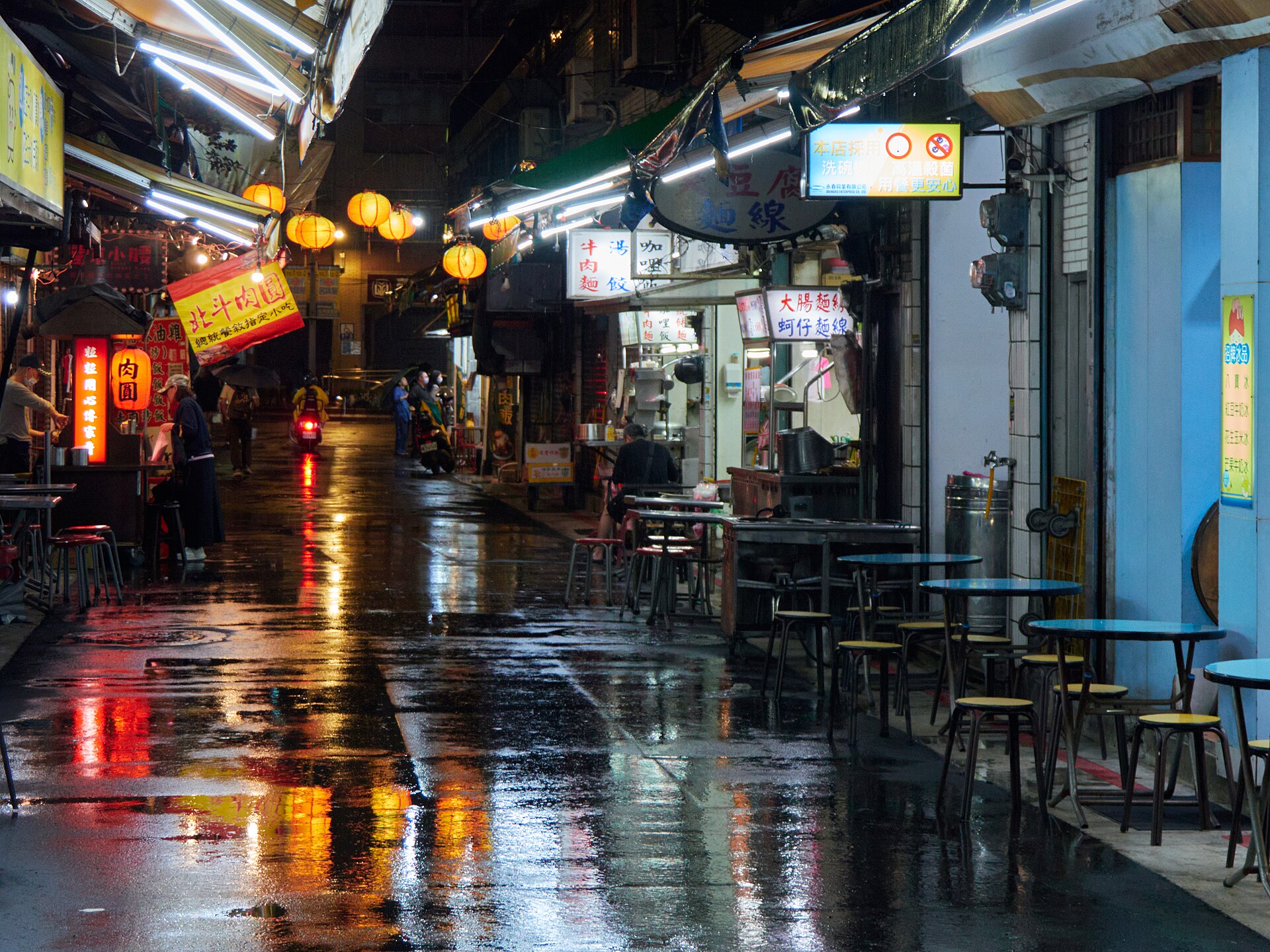 台北夜市街道與攤商,呈現夜間飲食和消費環境
