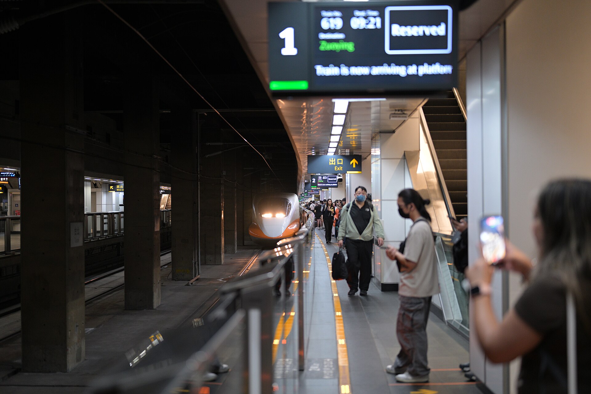 台灣高鐵列車進入台北車站月台