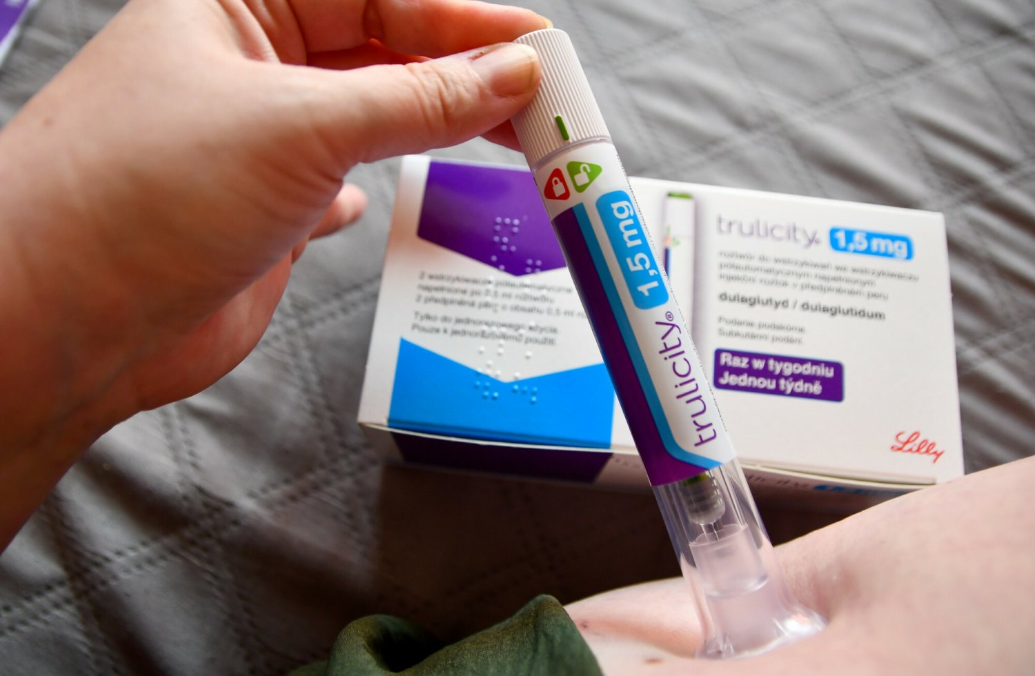 波蘭語 Trulicity 1.5 mg 外盒與手持實物筆身