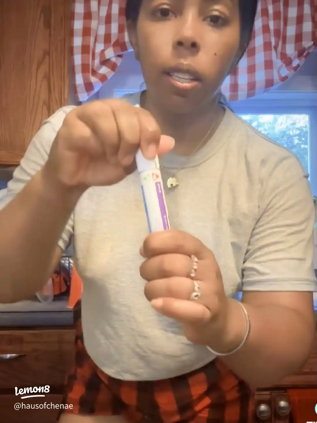 美國使用者手持 Trulicity 注射筆實物