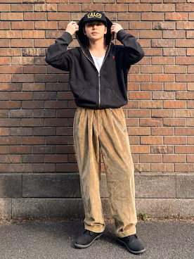WEAR 實穿外搭與長褲示範外層比例；選購時另確認內搭厚度和手臂活動空間。