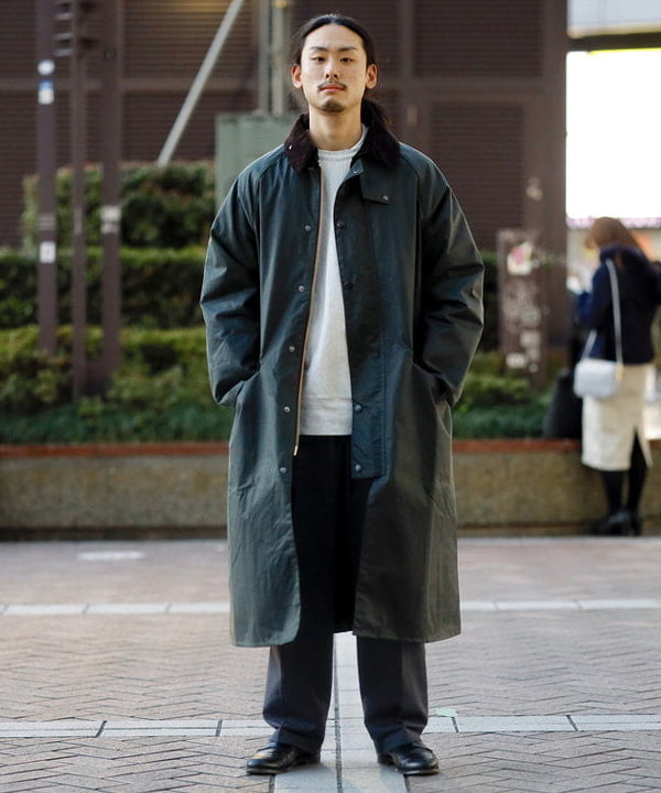 BEAMS 日本店員以深色長版外套搭配淺色內層和深褲，清楚呈現外套長度與內搭比例