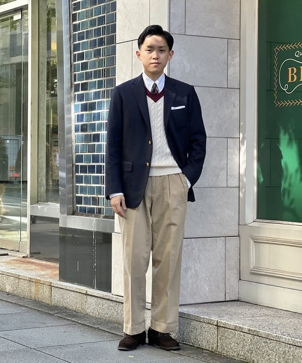 BEAMS 台灣男士搭配:海軍藍西裝外套、針織背心、襯衫、卡其褲與皮鞋,呈現經典學院風層次