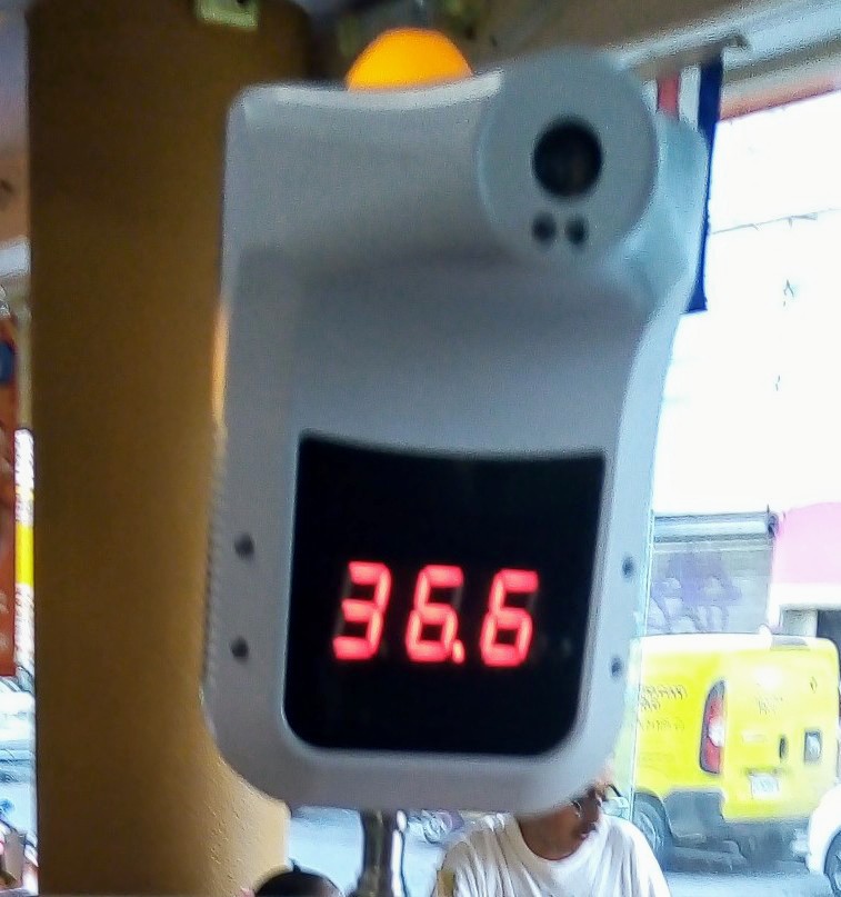 店家入口使用的非接觸式人體額溫器，螢幕顯示讀值
