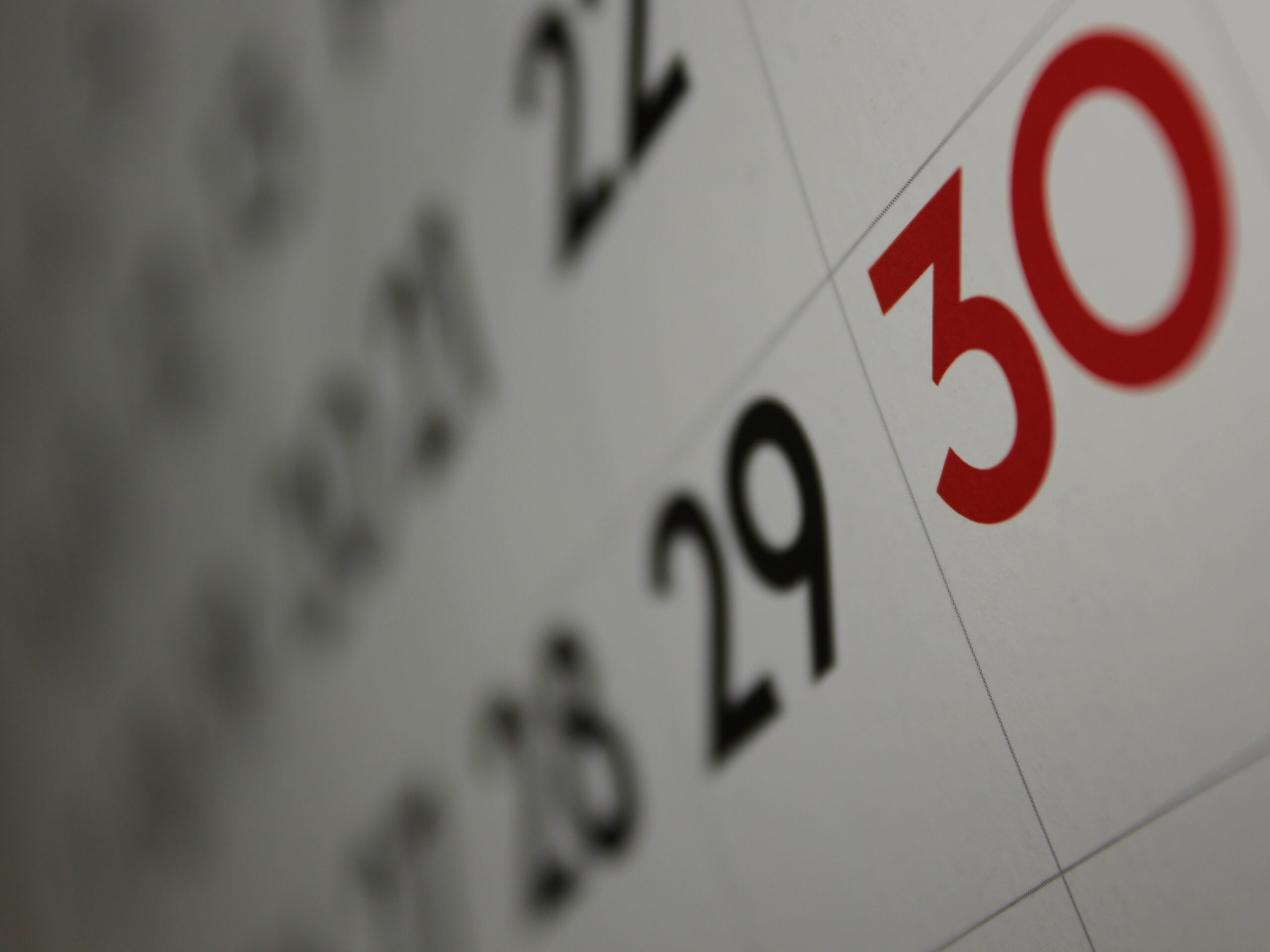 日曆特寫，頁面以紅色標示 30 日，呈現以日曆日期計數的情境
