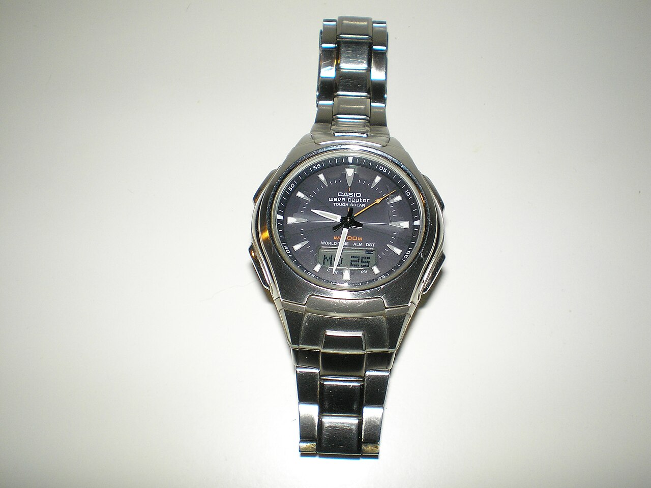 Casio Wave Ceptor 腕錶錶面印有 WR100M 防水標示