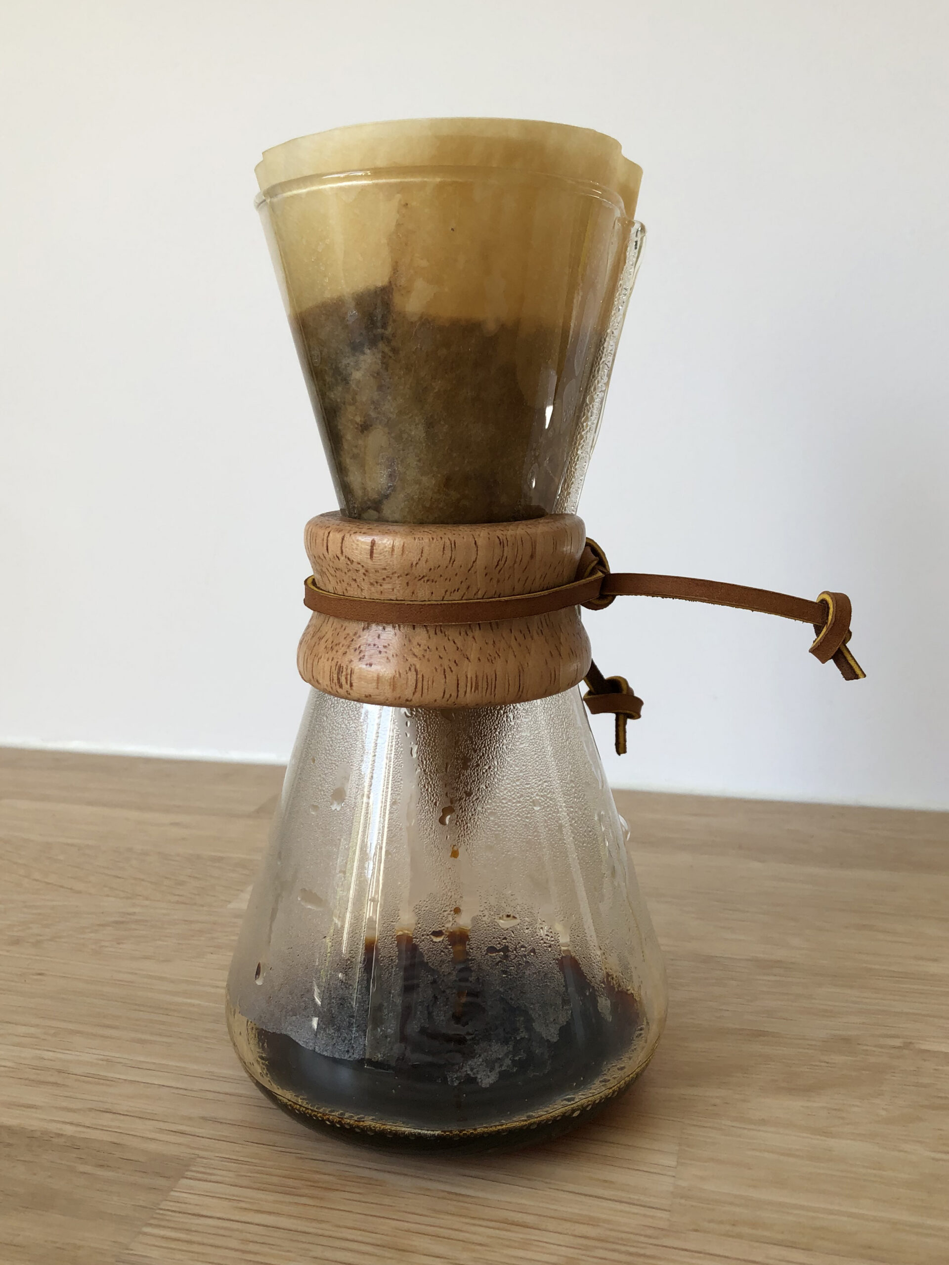 Chemex 咖啡壺正在使用半月型摺紙濾紙