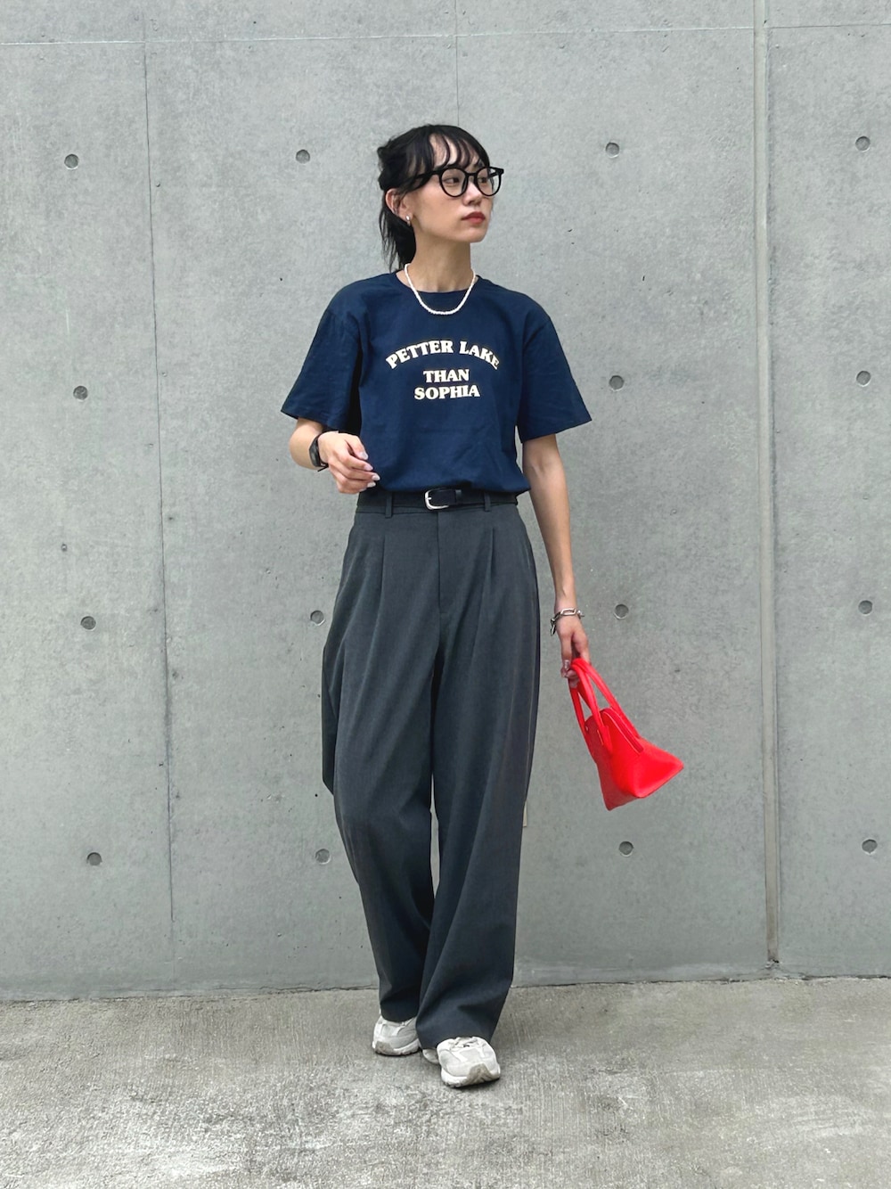 WEAR 實穿:海軍藍上衣、灰色寬褲與亮紅肩包