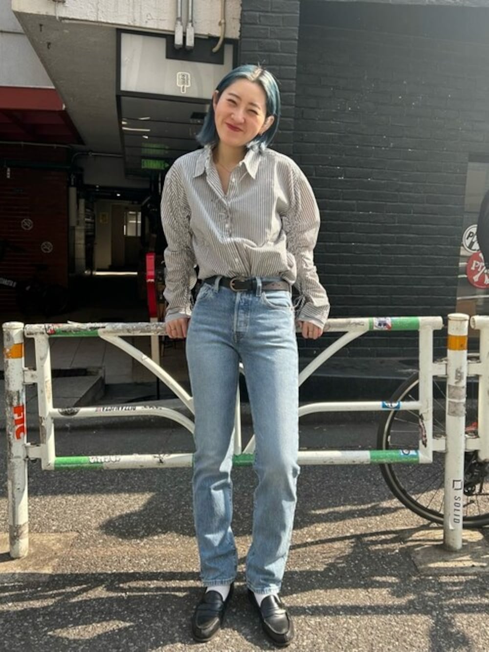 WEAR 實穿:藍白細條紋襯衫、牛仔褲與黑色樂福鞋