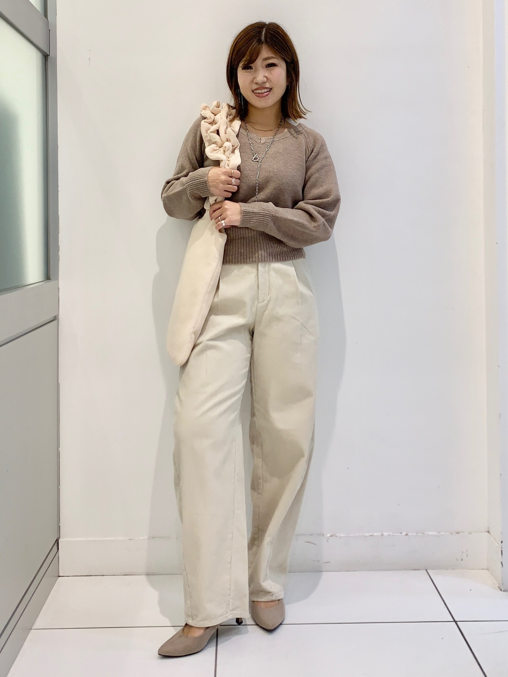 GU Japan StyleHint 實穿:灰米針織、奶油白寬褲與淺棕鞋