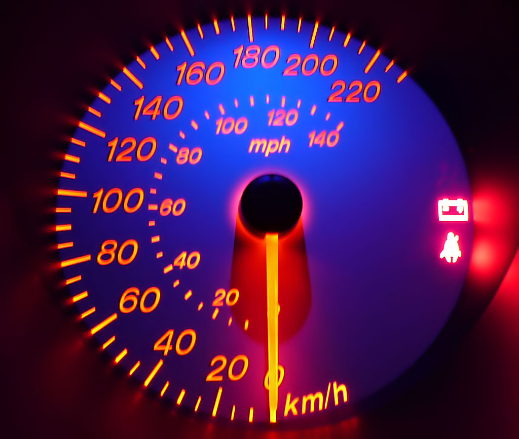 同一車速表上的 km/h 與 mph 雙刻度