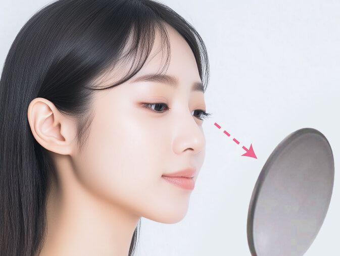 低頭看鏡子以便看清楚上睫毛線