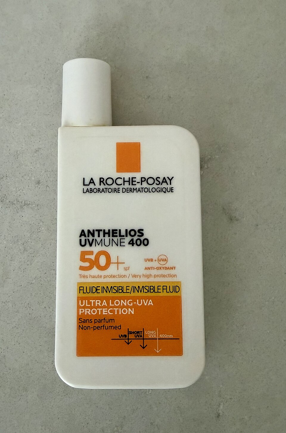 防曬乳標示 SPF 50+ 與圓圈 UVA 符號