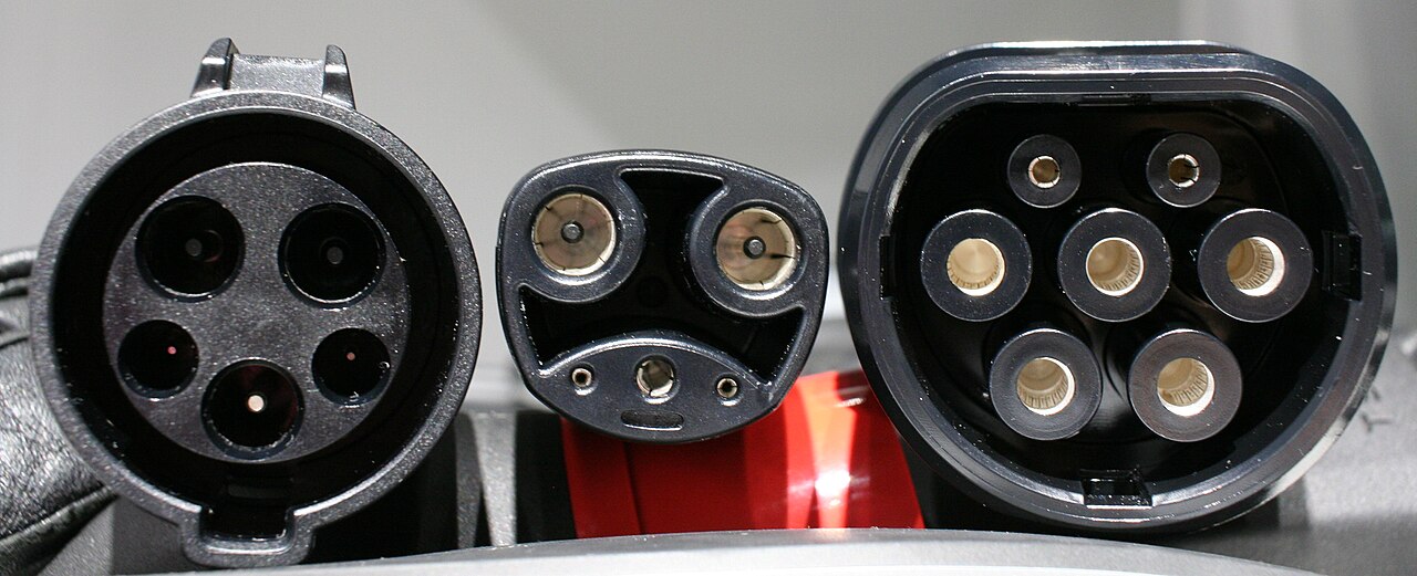 從左至右為 Type 1、NACS 與 Type 2 車側插座的實物近照