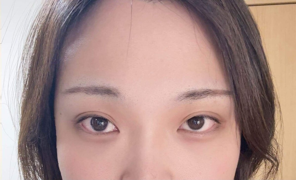 用眉刷從眉身往眉頭梳淡的示例