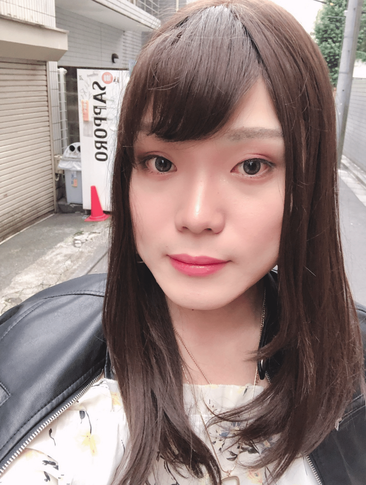 日常妝容完整效果示例,可觀察眉眼、唇色和底妝在整體中的比例