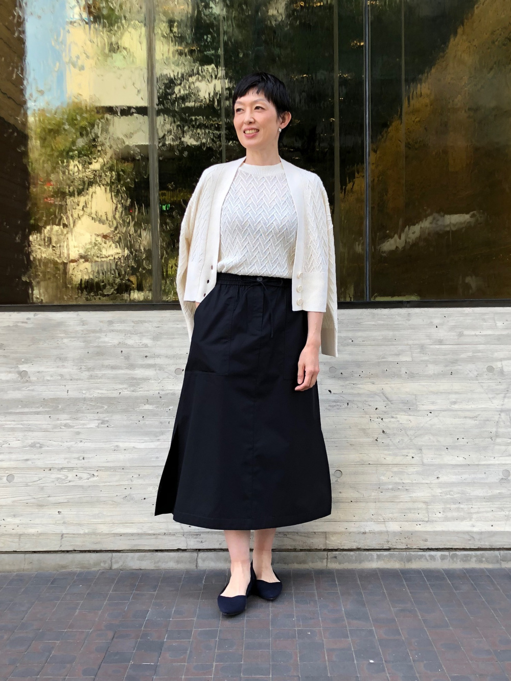 UNIQLO Japan StyleHint 實穿:淺色針織、黑色中長裙與深藍芭蕾平底鞋