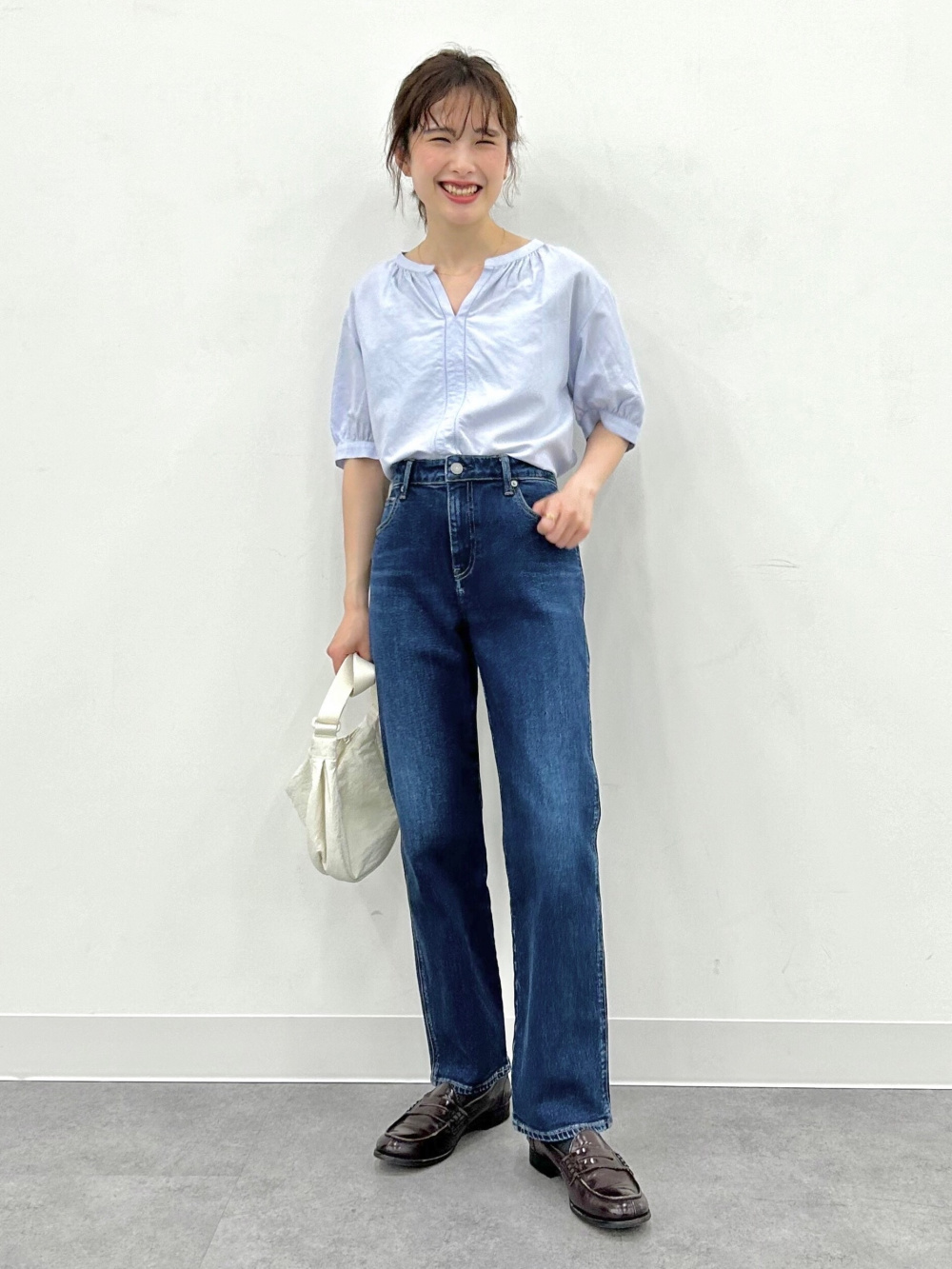 UNIQLO Japan StyleHint 實穿:淡藍上衣、深藍寬直筒牛仔褲與棕色樂福鞋