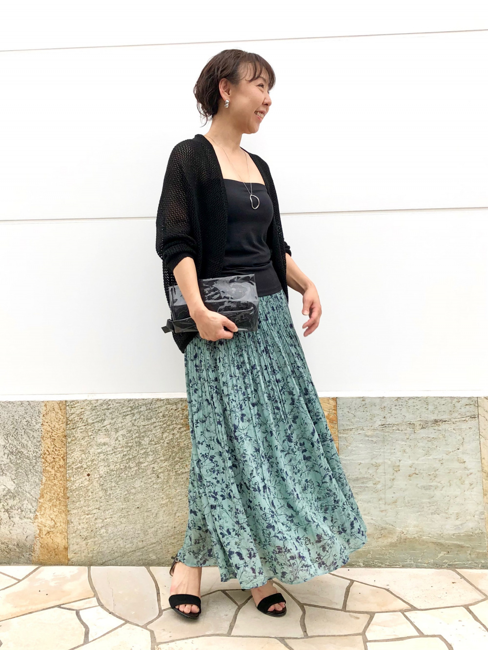 UNIQLO Japan StyleHint 實穿:黑色開襟衫、綠色花卉長裙與黑色平底涼鞋