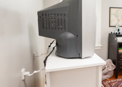 電視以防傾倒帶連接電視櫃與牆面
