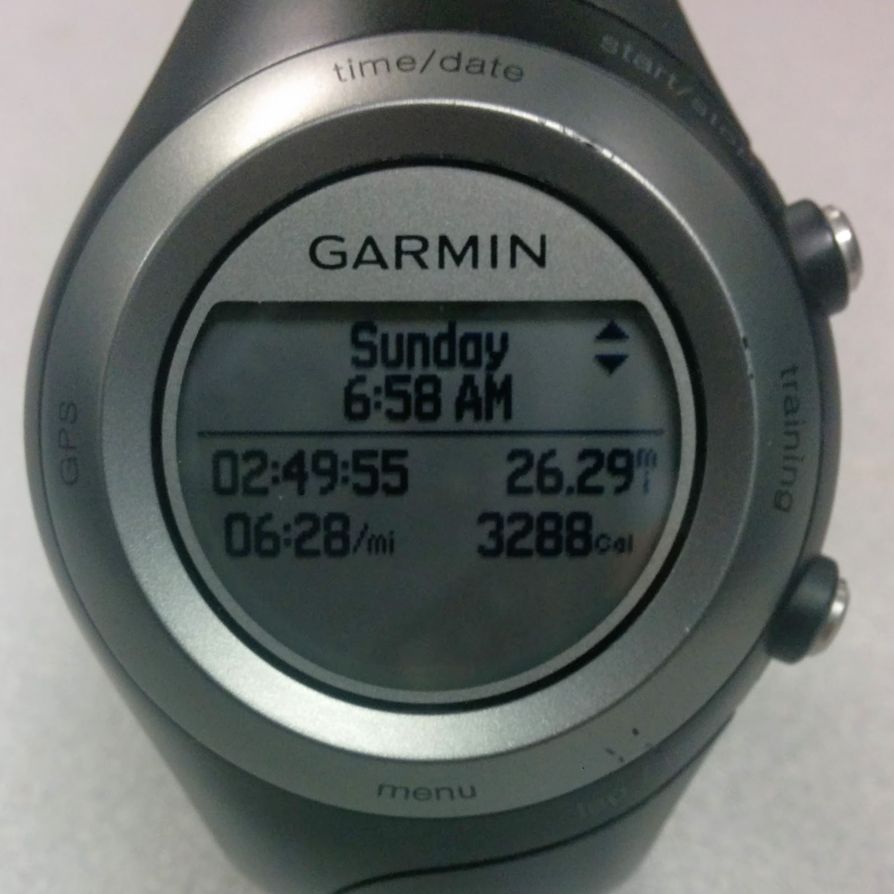 Garmin Forerunner 405 顯示一次馬拉松活動的完賽時間、英里配速與距離